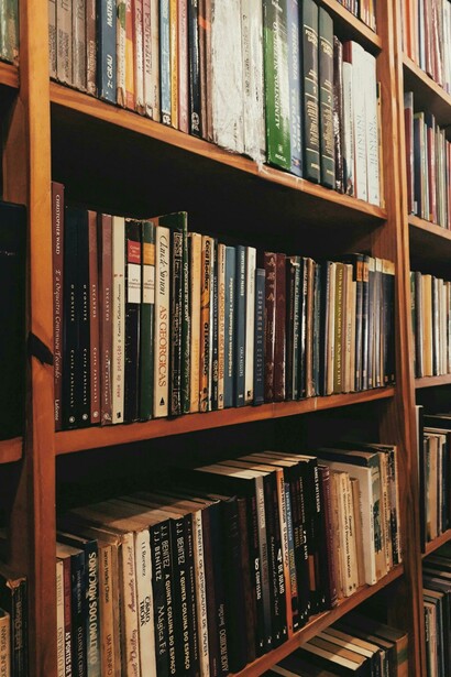La influencia de Arguedas trasciende lo literario, siendo considerado un redentor de la cultura indígena, capaz de hacer dialogar lo mítico con lo moderno