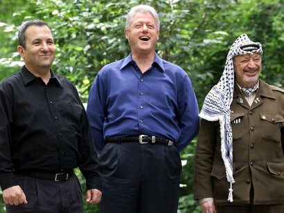 Ehud Barak, Clinton y Arafat en la Cumbre de Paz de Camp David (2000)