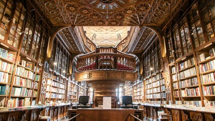 Livraria Lello & Irmão em Porto, Portugal. Entre as estantes, que abrigam os saberes e o silêncio espacial, ocorre uma cerimónia sagrada. Este ambiente convida o visitante a um diálogo pessoal com o conhecimento e estimula as associações cerebrais e esta cerimónia sagrada, facilita a absorção de um vasto oceano de informações