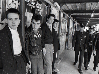 Allan Tannenbaum, The Cure gets caught on Columbus Ave., New York City, 1980. Courtesy of Madelyn Jordon Fine Art