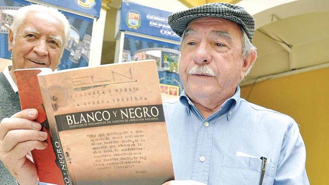Osvaldo Peredo en la presentación del libro «Blanco y negro»