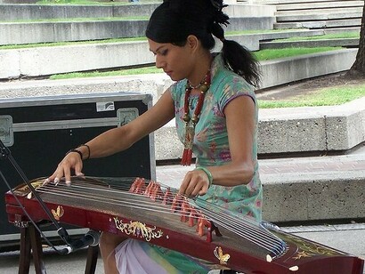 Vi An Diep plays guzheng