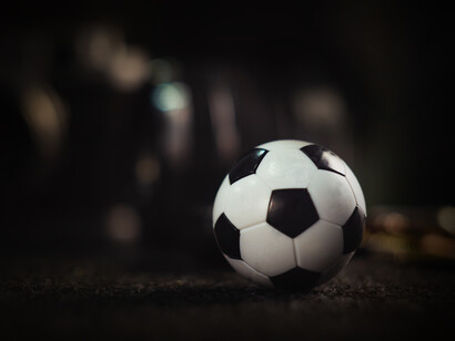 Balón de fútbol en miniatura encima de una mesa