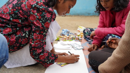 Fondazione Aahan, Jharkhand, India: L'arte ispira creatività, dà speranza, autorizza l'individuo ad esprimersi, il suo linguaggio ha la capacità di illuminare queste fantastiche donne delle comunità rurali indiane, di renderle sicure e consapevoli del loro valore, incoraggiandole al cambiamento
