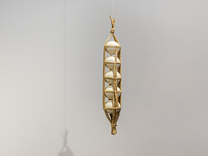 How to wrap 5 eggs, 2017
ostrich eggs, reed, gaps of air
46 1/2 x 7 7/8 x 7 7/8 inches (118 x 20 x 20 cm)
Version of 3
Courtesy the artist and Peter Blum Gallery, New York