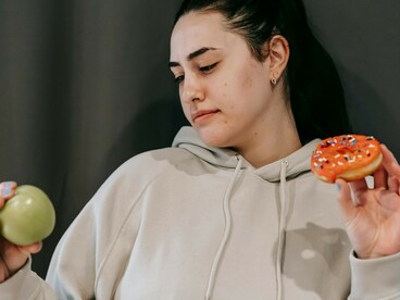Mas isso nos leva a uma última questão: o que estamos tentando não ouvir? Talvez o desconforto com o silêncio seja um convite. Um convite a olhar para emoções evitadas, para cansaços ignorados, para necessidades que não cabem na rotina acelerada. O barulho constante pode estar encobrindo sinais importantes da nossa própria vida