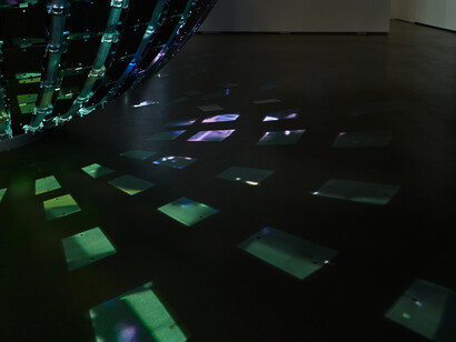 New Wolincheonganggigok, 2018, Stainless Steel Supermirror comprising of 1,000 individual pieces, 310×120cm. Courtesy of the artist and the Korean Cultural Centre UK