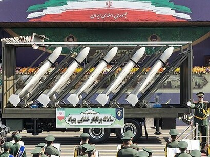 Veículos aéreos não tripulados e armamentos integram a exposição militar realizada na capital iraniana. A evolução e a disseminação dessas tecnologias têm influenciado estratégias de combate, vigilância e dissuasão em diferentes regiões do mundo