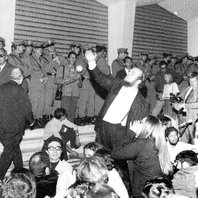 Molti artisti parteciparono alla protesta girando le proprie opere verso il muro o ritirandole, trasformando l’esposizione in un gesto politico collettivo