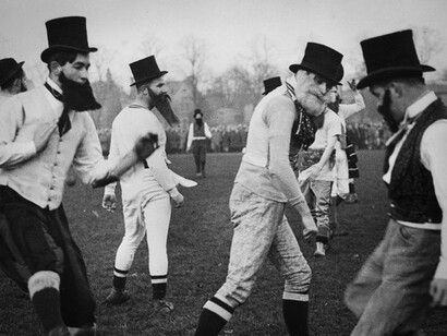 Naissance du football. Il est pratiqué depuis l'année 1863 en Angleterre