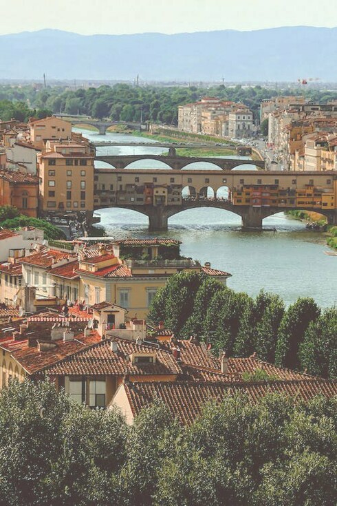 Ponte Vecchio sul fiume Arno, Firenze, Italia. "Ada e Gino si inseguon, Pia e Nino si lanciano in alto nel sole e nel blu. Questa sera saremo a Firenze: le nostre vacanze finiscon laggiù”