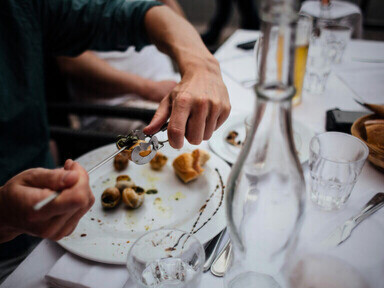 Autour de l’assiette, la cuisine française se raconte comme une histoire vivante, faite d’audace, de mémoire et de plaisir gourmand