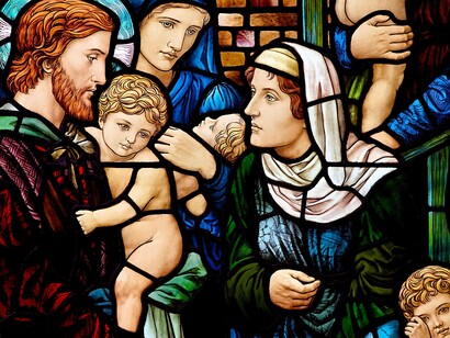 La scena illustra un momento della vita di Gesù, con Maria, Giuseppe e il bambin Gesù. Si trova presso la Christ Church di Gorey, parte della Chiesa d’Irlanda, in Irlanda