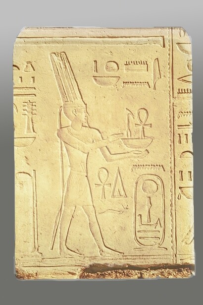 Medamud. Tempio di Montu. Architrave di Amenemhat Sobekhotep. Dettaglio: Amon-Re in basso rilievo. KU Leuven Libraries, Belgio