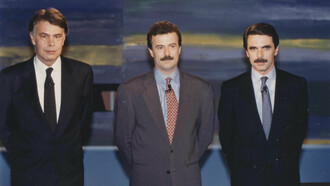 Felipe González y José María Aznar posan con el moderador y periodista Manuel Campo Vidal antes del primer debate televisivo que hubo en España entre los dos principales candidatos a convertirse en presidente del Gobierno (1993)