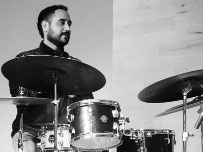 Cuenta con la participación de Pablo Loaiza (batería y composición), Emilio Reyna (piano), Aarón Cruz (contrabajo), Todd Clouser (guitarra y voz), Santiago Arias (bandoneón) y Jahaziel Arrocha (saxo)