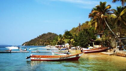 Embarcaciones en la cosa te Puerto la Cruz, Venezuela