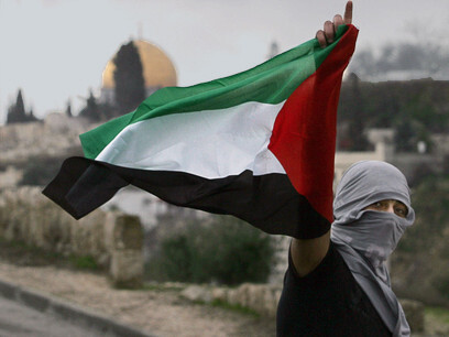 Ciudadana muestra una bandera de Palestina