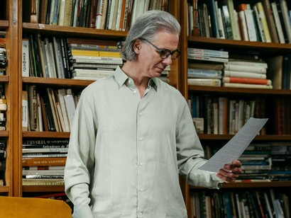 Escritor em fase de pesquisa. E bem mereceria o escriba mais crónico do que cronista algum tempo de sossego… Mas e estará alguém disposto a conceder a graça, a mercê antiga do sossego a alguém nos tempos de desassossego que temos que viver?



