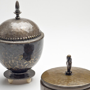 Urne funéraire (en argent au pieds en ivoire) et bonbonnière (en laiton), réalisées par Michel Haagen (1893-1943) dans les années 1920 et 30 (© Collection privée, photo B. Muller).

