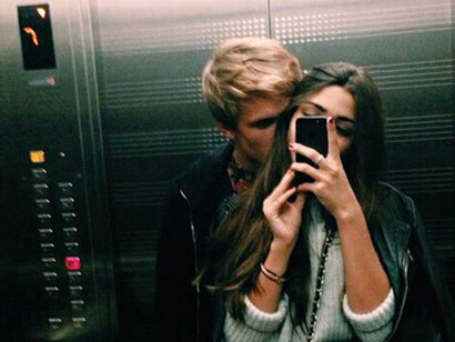 Una pareja se hace una foto en el ascensor con su smartphone