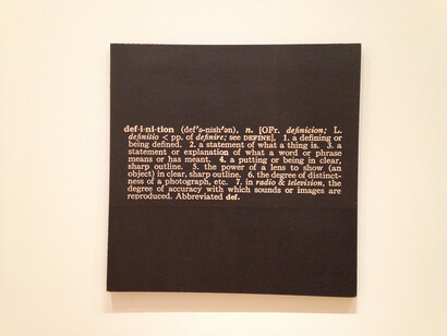 Joseph Kosuth, (Art as Idea as Idea) The Word Definition. L’artiste élimine totalement la représentation physique de l’objet pour ne conserver que la définition linguistique

