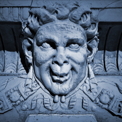 Die Suche nach weiteren Universen, deren Ursprung in unbeweisbaren wissenschaftlichen Theorien und erfinderischen Science-Fiction-Geschichten liegt, führt oft zu dunklen Kulten. Bild: Maskaron-Skulptur, El Escorial, Spanien