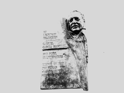Gabriel García Márquez, escritor colombiano Premio Nobel de Literatura 1982, escribió en 1957 su novela 'El coronel no tiene quien
le escriba'. (Placa recordatoria en la rue Cujas de su exilio parisino tras el impacto de 'Relato de un náufrago')