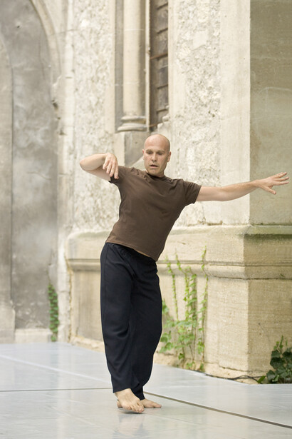 Virgilio Sieni durante una performance