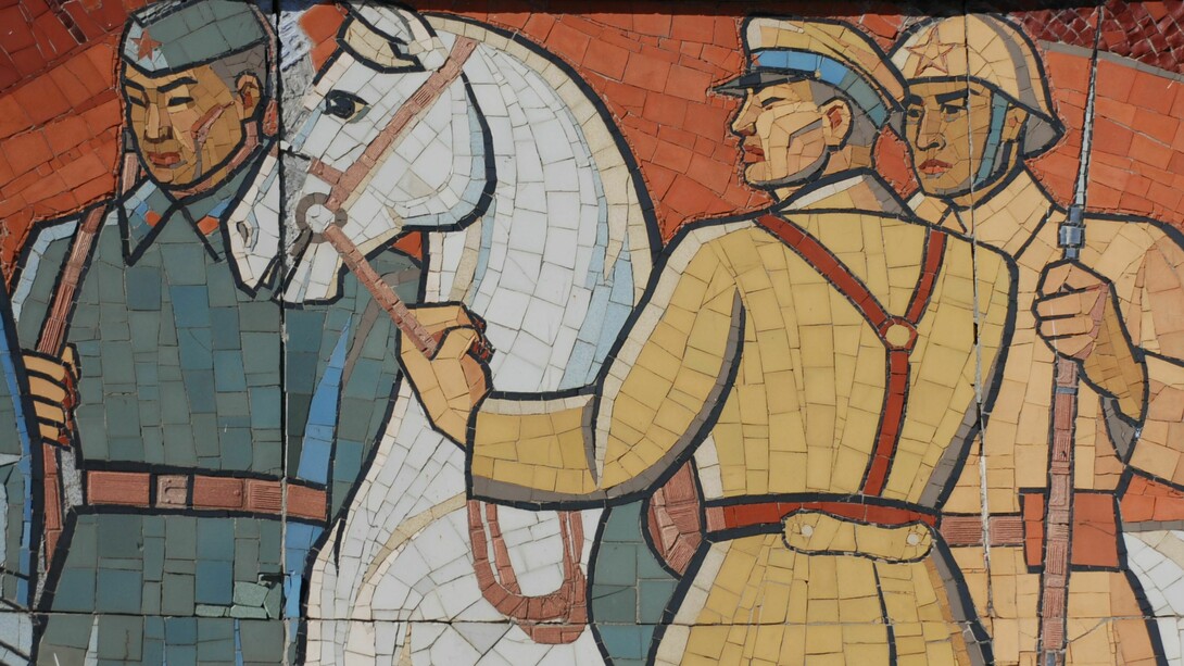 Fragmento del mural de mosaicos de azulejos en el Monumento a la Segunda Guerra Mundial de Zaisan en Ulán Bator, Mongolia, que ilustra escenas de la alianza soviético-mongola de la era socialista