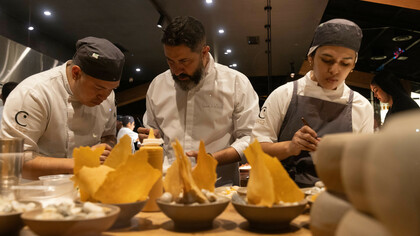 Issam Koteich en el restaurant Cordero. Issam demuestra que la pasión por la cocina y la perseverancia pueden llevar a un chef a destacar en la escena gastronómica internacional. Fotografias: Naty Lashly y Andrés Vásquez