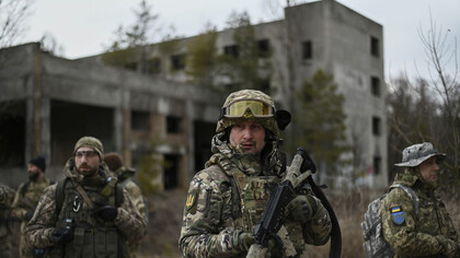 Fuerzas armadas ucranianas enfrentan la invasión por parte de Rusia