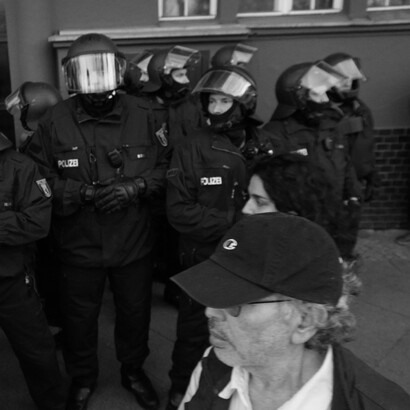 Le manifestazioni osservate a Berlino mostrano inoltre un rapporto complesso tra forze dell’ordine, manifestanti, giornalisti e operatori sanitari. Berlino, Germania. Foto di Lorenzo Tavella