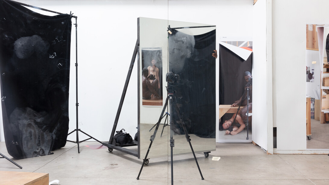 Paul Mpagi Sepuya, Studio (0X5A5038), 2020 © Paul Mpgai Sepuya, Courtesy the artist
and Vielmetter Los Angeles (Los Angeles)