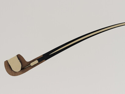 Oliver Beer, Briar Churchwarden Pipe (Offside), 2014, Churchwarden's pipe, resin - object independant from wall, unique