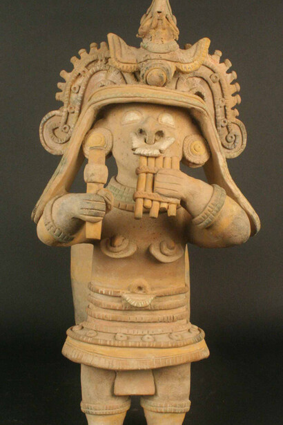 Vaso y guerrero, Materials: Ceramic, 600 aC-400 dC, Measures: 324 mm de alto x 350 mm de largo