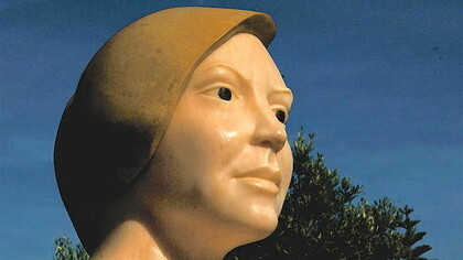 Escultura de Natália Correia em Parque dos Poetas, Oeiras, Portugal