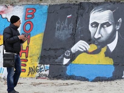 Un homme regarde un graffiti produite pour soutenir l'intégrité territoriale de l'Ukraine
