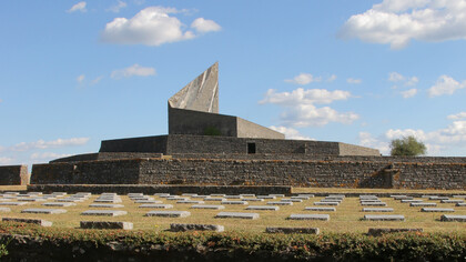 Cimitero Militare Germanico Futa-Pass : vista d'insieme della "spirale di pietra" (ph Jacopo Baccani, 2017)