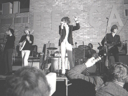 Rolling Stones, anni '60. Questi musicisti veicolano sulle splendide note di chitarre, ottoni, tastiere e percussioni, i testi che incarnano i sogni e le fantasie dei giovani di ieri e di oggi