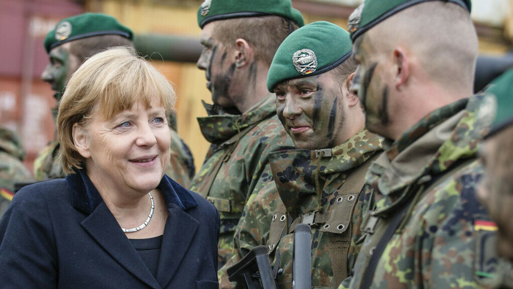 Angela Merkel con soldados alemanes