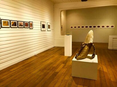 Teorética, «Ejercicios de Autonomía», 2018. Se aprecia el «Banano emplumado» de Victoria Cabezas. Foto cortesía de TEORéTica
