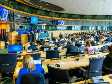 Además, la responsabilidad principal para combatir la vulnerabilidad económica recae todavía en los gobiernos de cada país