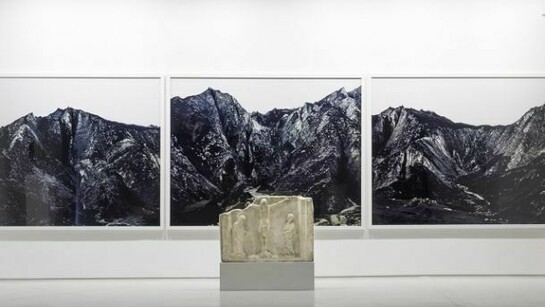 Dan Holdsworth, Black Mountain (triptych) with an altarpiece by an Unknown Artist, 14th century relief, 6th century side decoration, Carrara marble, Courtesy Grimaldi Gavin