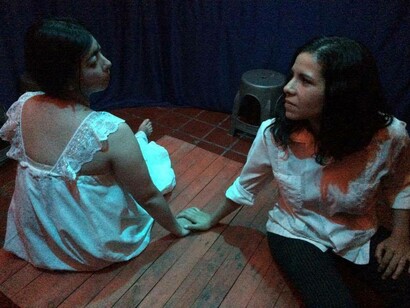 Monterrey, México. Dos actrices en una obra de microteatro