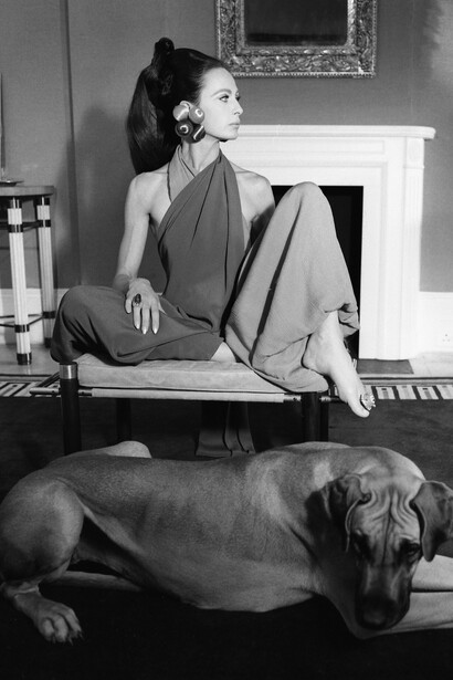 Out and Out Entertaining Elegance, British Vogue, October 1966 © Norman Parkinson Ltd