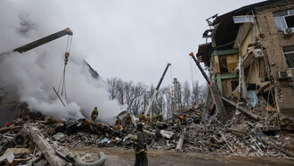 Personal de emergencia trabaja entre los escombros en el sitio donde un edificio sufrió graves daños en los recientes bombardeos durante el conflicto entre Rusia y Ucrania en Donetsk, el 16 de enero de 2023