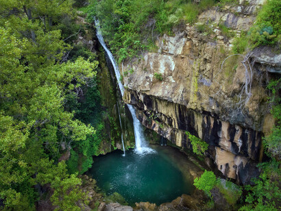 Vista aérea de una cascada: en cada flor florece, en cada fechoría, en cada nube, en cada amanecer, en cada duda