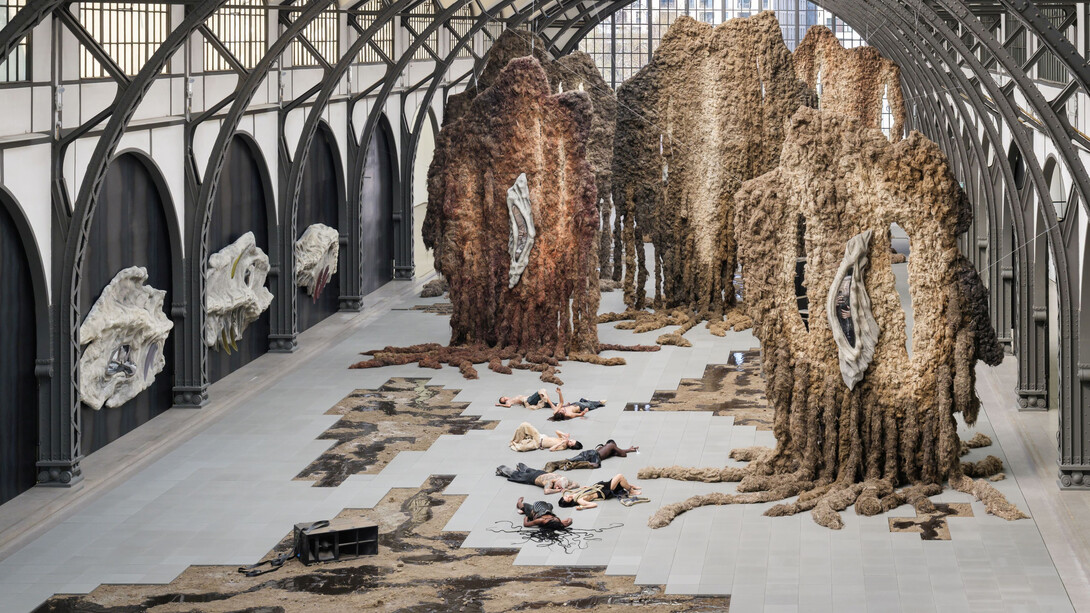 Klára Hosnedlová, Embrace, exhibition view. Courtesy of Hamburger Bahnhof
