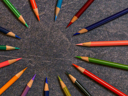 Este tipo de aprendizaje promueve la autonomía intelectual al desplazar al estudiante desde la repetición hacia la comprensión, el análisis y la transferencia del conocimiento